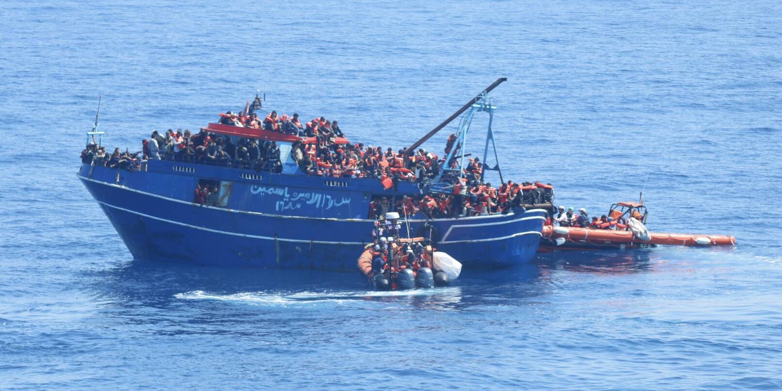 Die Crew der «Geo Barents» (nicht im Bild) holte mehr als 600 Menschen in einer dreistündigen Aktion an Bord - darunter viele Minderjährige.