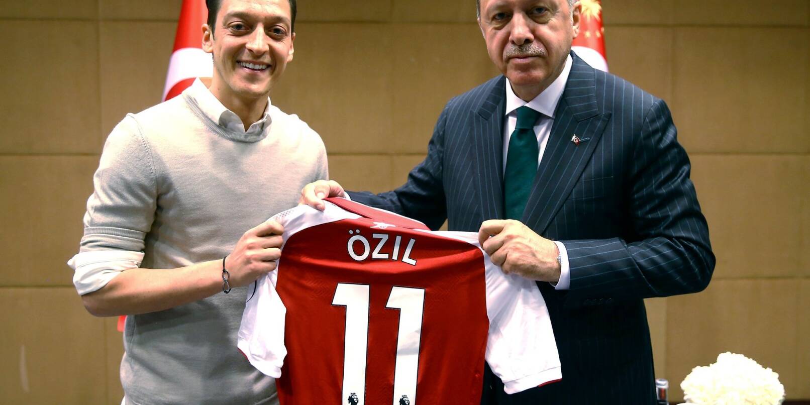 Mesut Özil und Recep Tayyip Erdogan am 14.05.2018. Der Fußballer hat erneut ein Foto mit dem wiedergewählten türkischen Präsidenten geteilt.