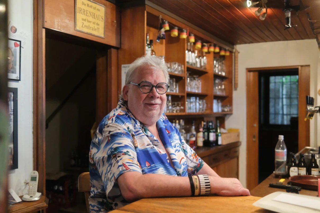 Seit 30 Jahren im Hawaiihemd am Tresen: Warum der Hirschberger „Lammwärt“ ...