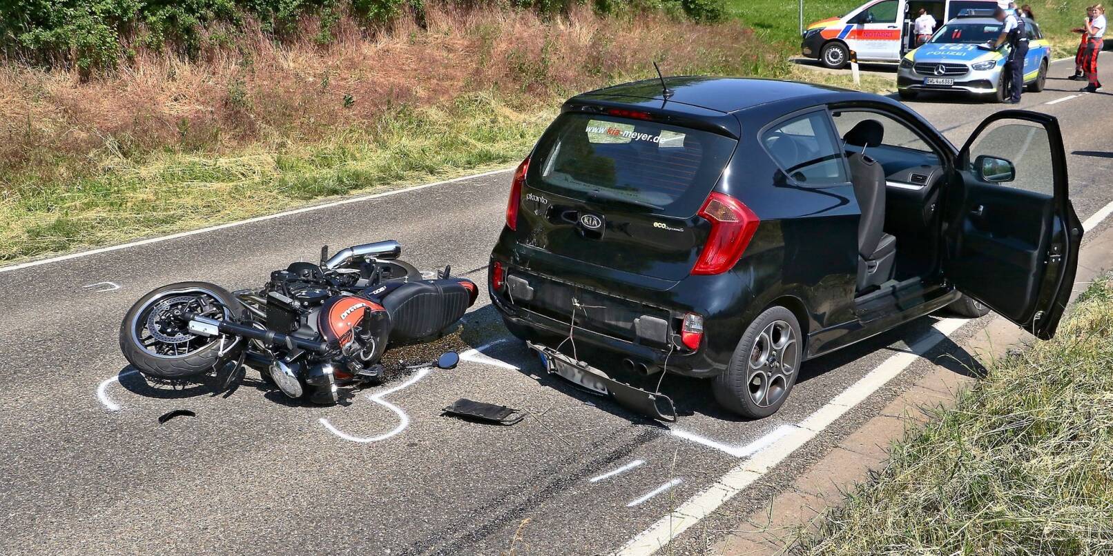Ein Motorrad liegt nach einem Unfall auf der Straße.