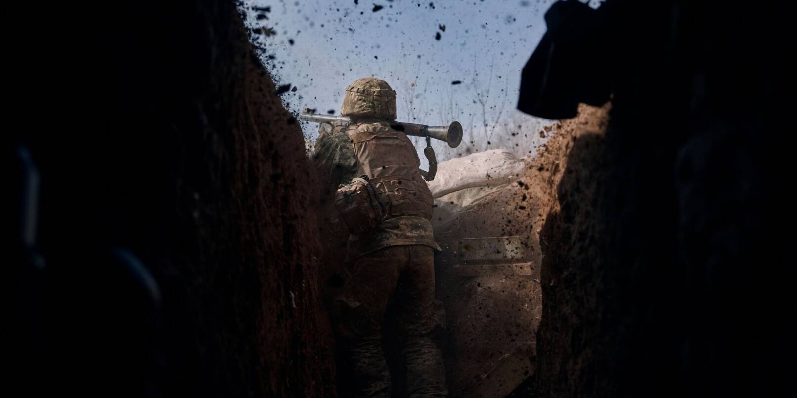 Ein ukrainischer Soldat feuert an der Frontlinie nahe Bachmut eine Panzerfaust ab.