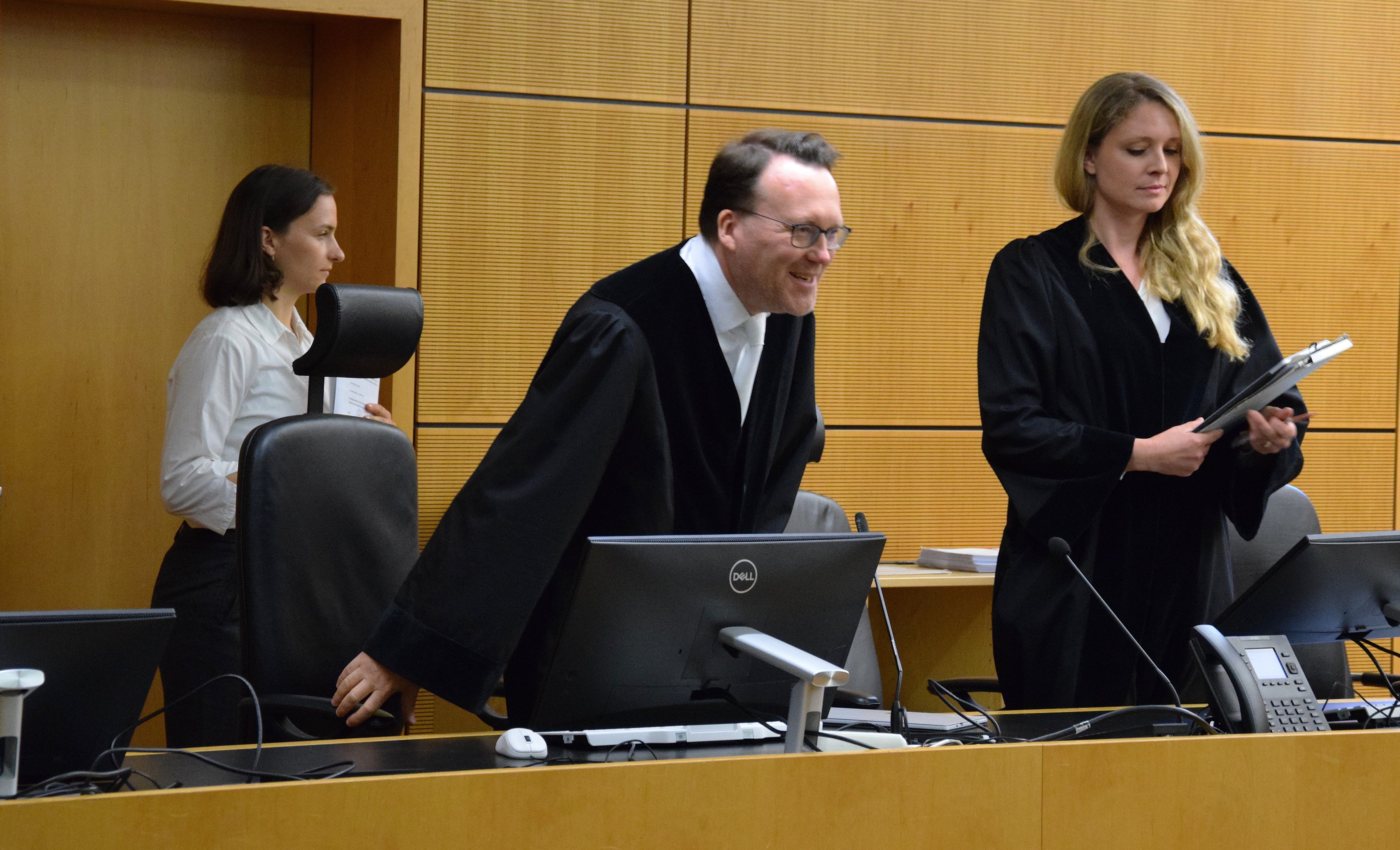 Violent family feud: Money handover in courtroom ends turbulent trial