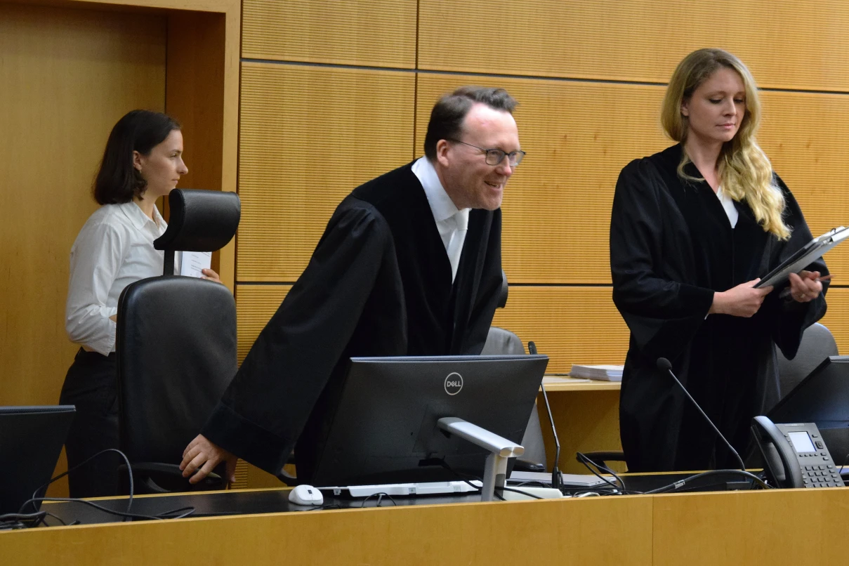 Violent family feud: Money handover in courtroom ends turbulent trial