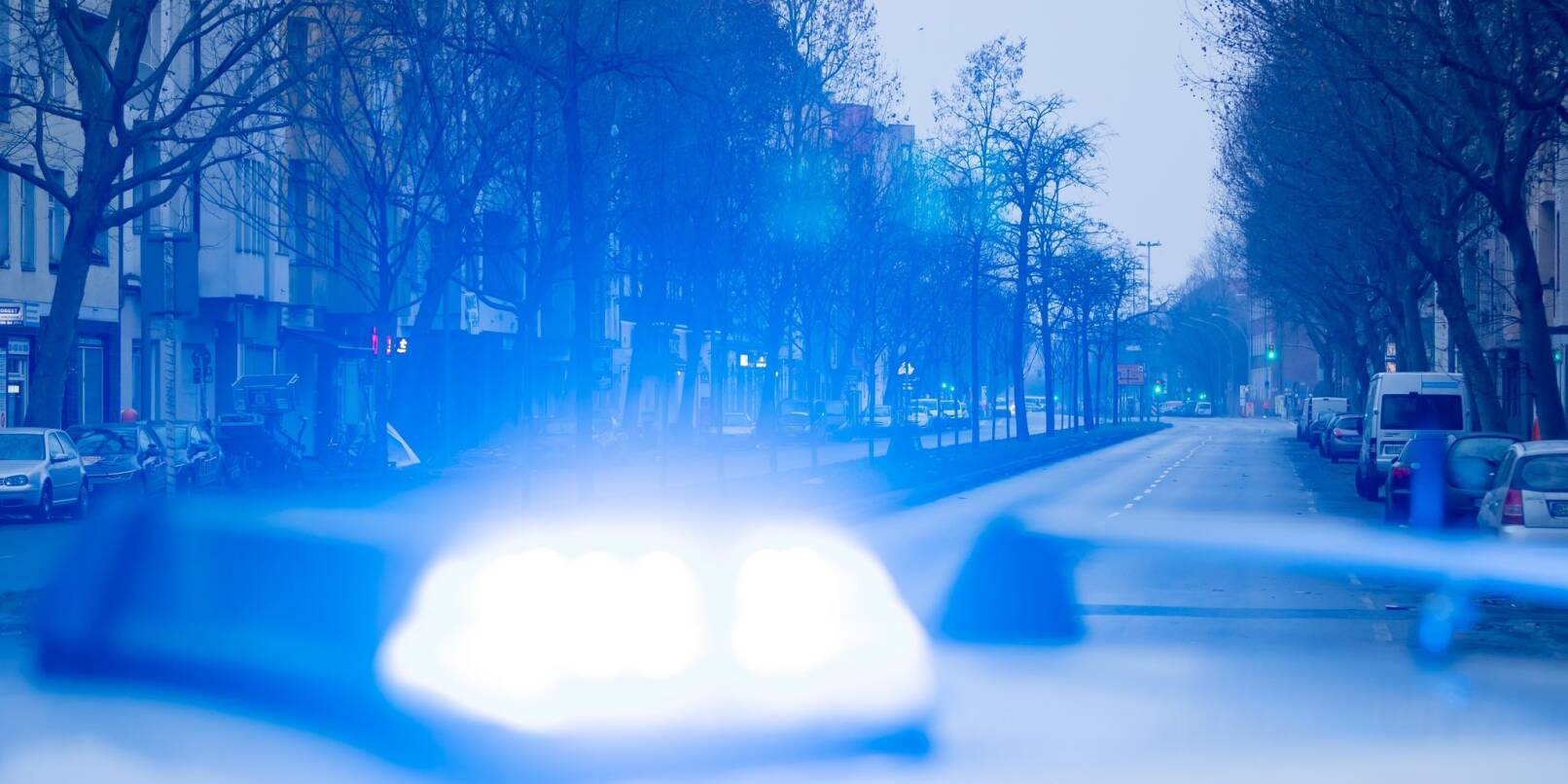 Ein Blaulicht leuchtet auf dem Dach eines Streifenwagens der Polizei. Ein Blaulicht leuchtet auf dem Dach eines Streifenwagens der Polizei.