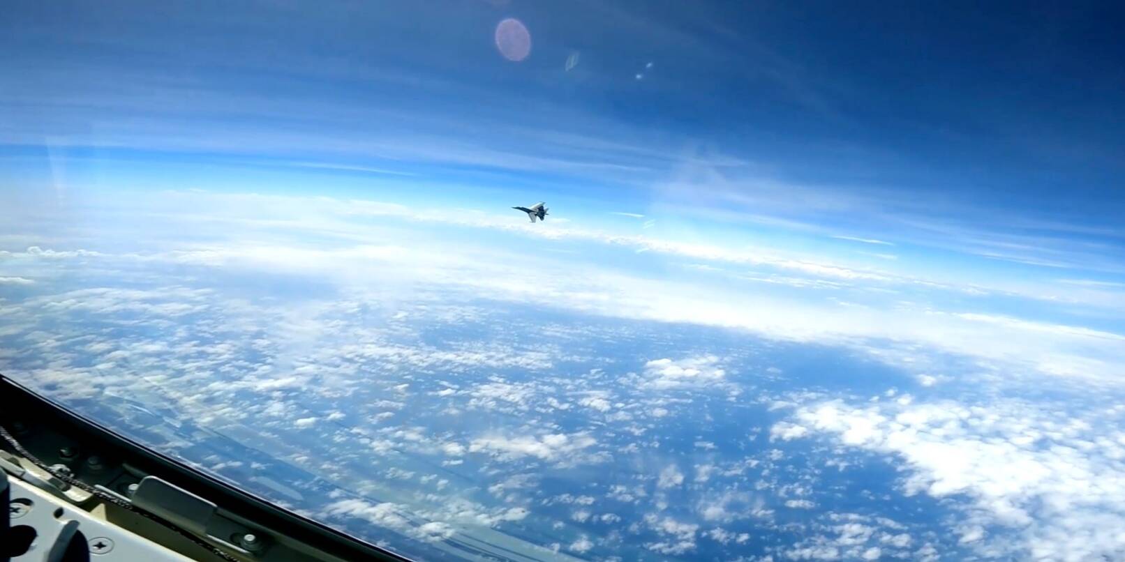 Auf diesem Standbild aus einem von der US-Marine zur Verfügung gestellten Video fliegt ein chinesisches J-16-Kampfflugzeug am Freitag nahe an ein US-Flugzeug vom Typ RC-135 heran, das im internationalen Luftraum über dem Südchinesischen Meer fliegt.