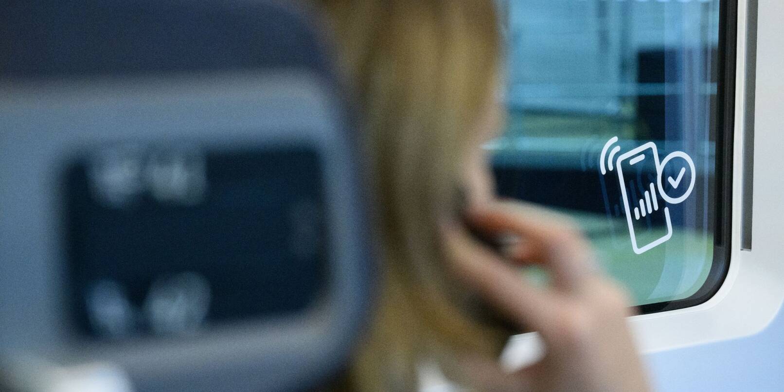 Eine Frau telefoniert in einem ICE: Das Handynetz an Deutschlands Bahnstrecken ist besser geworden.