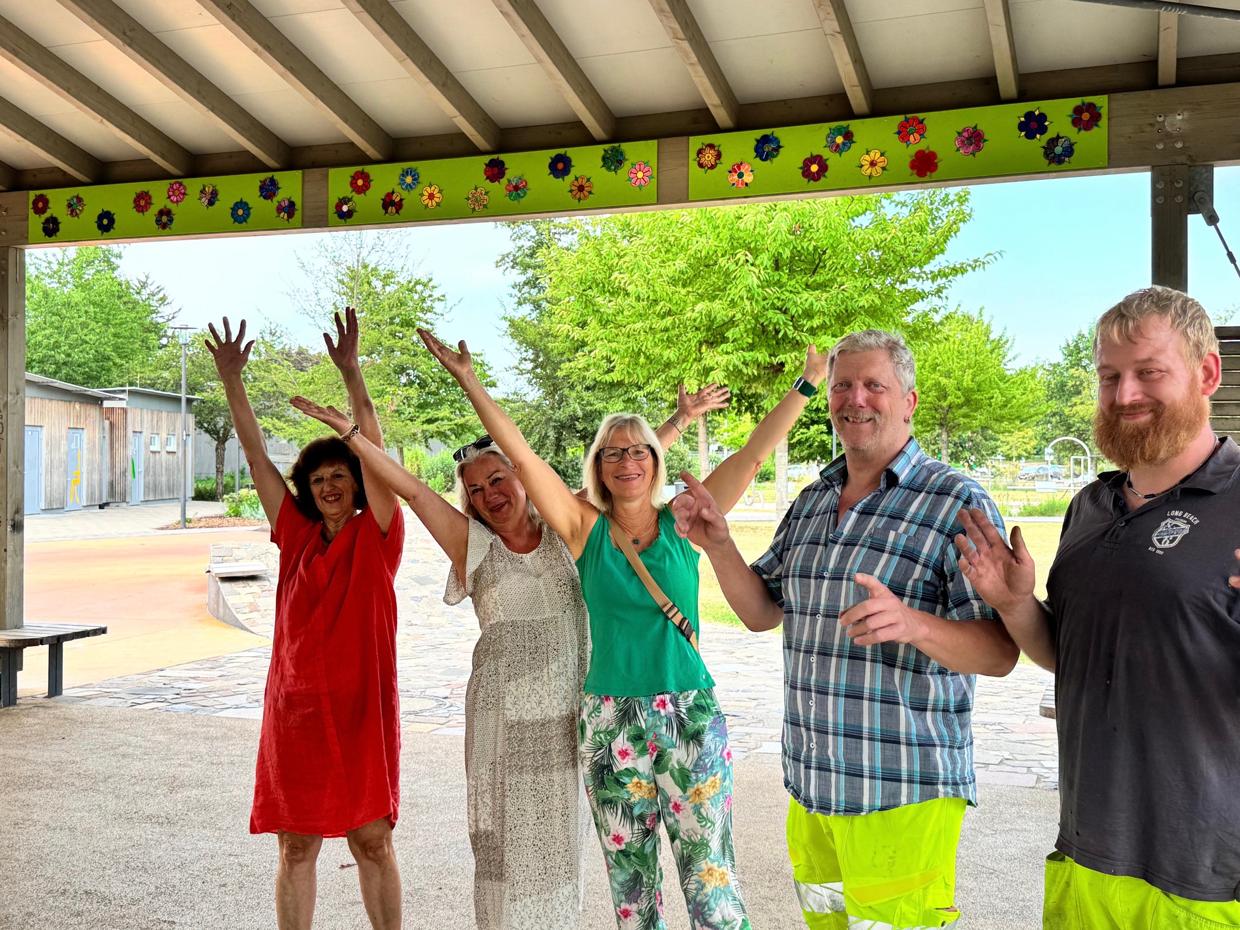 Bunte Blüten verschönern jetzt den Alla-hopp-Pavillon in Hemsbach