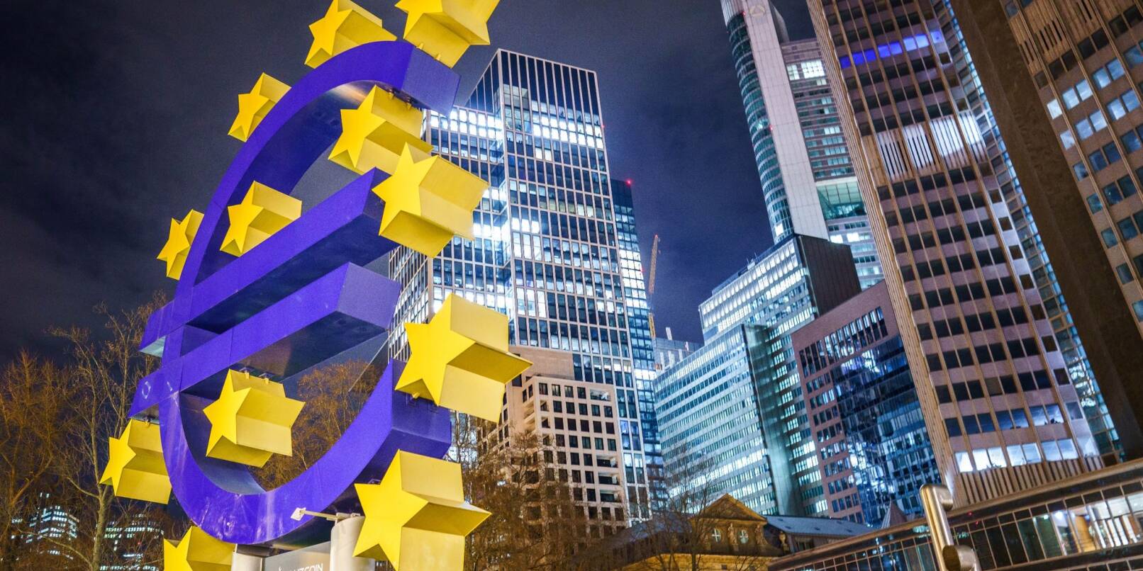 Die große Skulptur des Euro-Symbols steht vor den Hochhäusern des Frankfurter Bankenviertels.