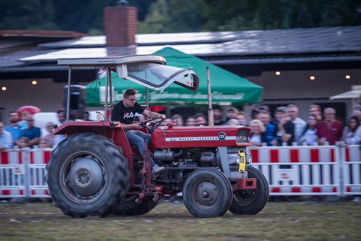 Kerwe in Grasellenbach startet mit rasantem Bulldog Night Race | WNOZ