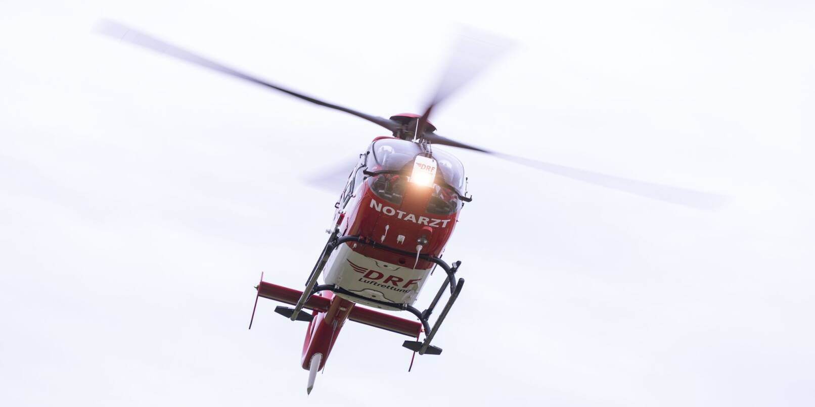 Ein Rettungshubschrauber setzt zur Landung an. Ein Rettungshubschrauber setzt zur Landung an.