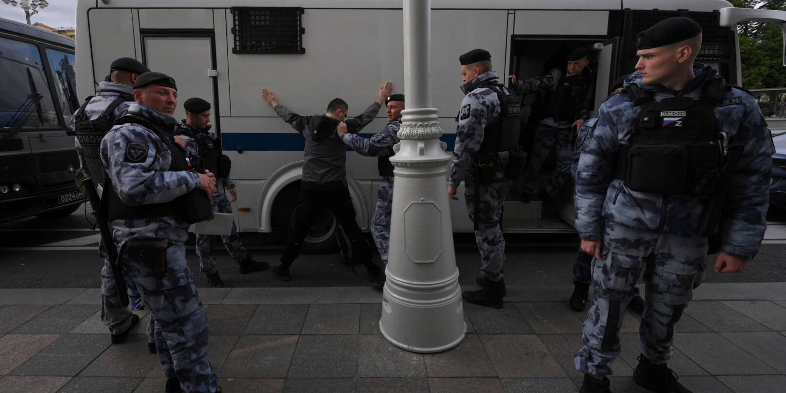 Polizisten halten einen Demonstranten auf dem Puschkinskaja-Platz in Moskau fest.