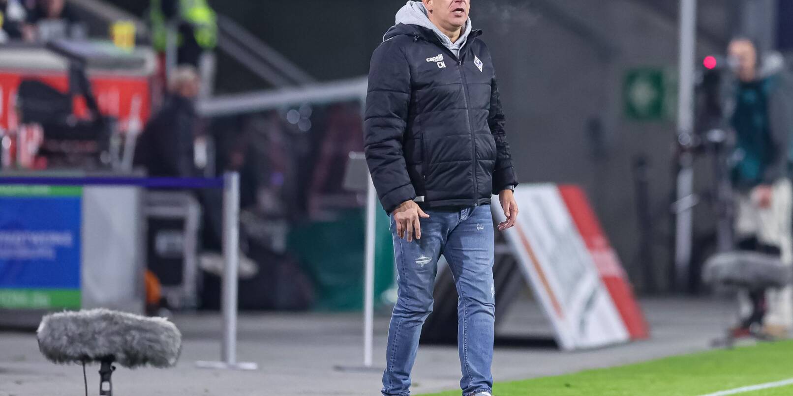 Trainer Christian Neidhart (SV Waldhof Mannheim) steht am Spielrand.