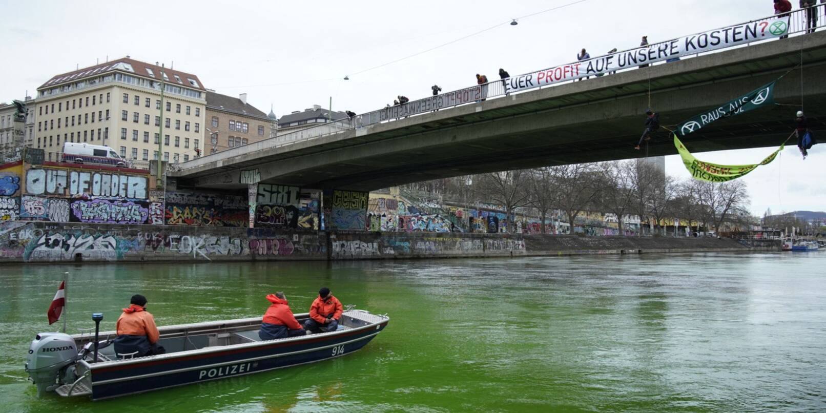 Zu Mittag blockierte eine Gruppe Aktivisten die Salztorbrücke in der Wiener Innenstadt und färbte den Donaukanal grün.