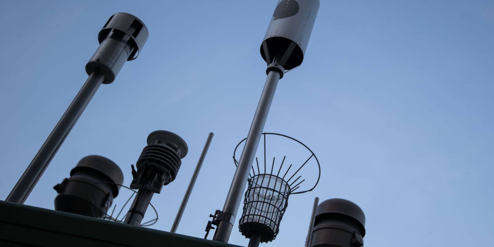 Messgeräte stehen auf einer Luft-Messstation der Landesanstalt für Umwelt Baden-Württemberg (LUBW) in der Stuttgarter Innenstadt.