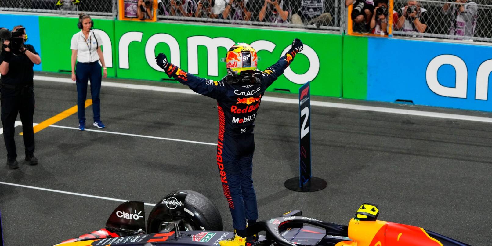 Sergio Perez feiert nach Rennende seinen Sieg in Saudi-Arabien.