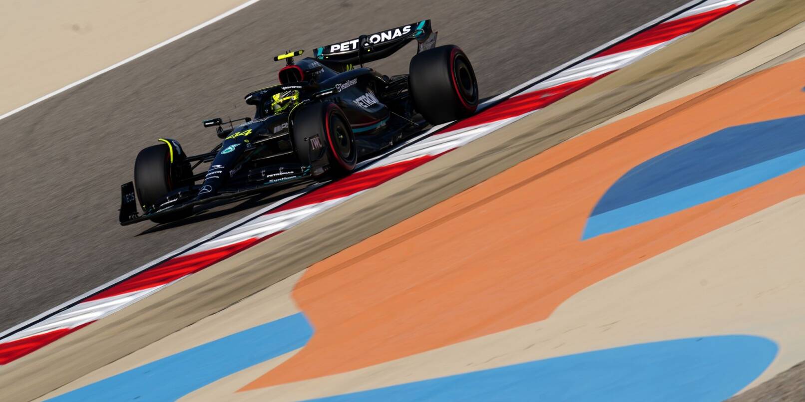 Der britische Formel-1-Pilot Lewis Hamilton ist im Mercedes-Boliden auf der Strecke unterwegs.