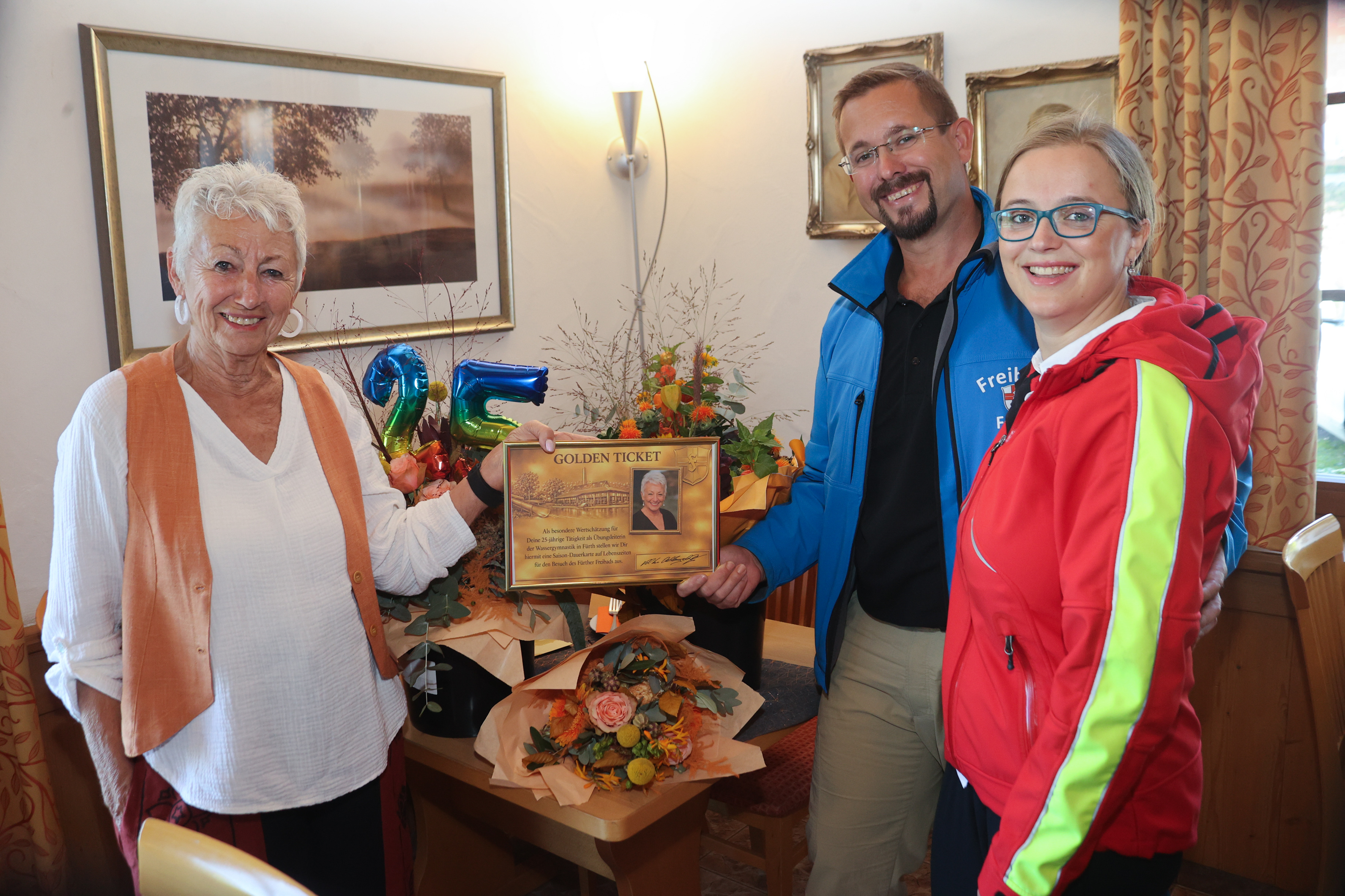 Hilde Sagasser gibt ihre Energie im Fürther Schwimmbad an andere weiter