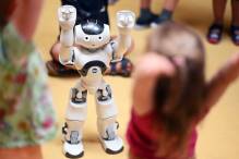 Roboter singt und tanzt mit Kitakindern
