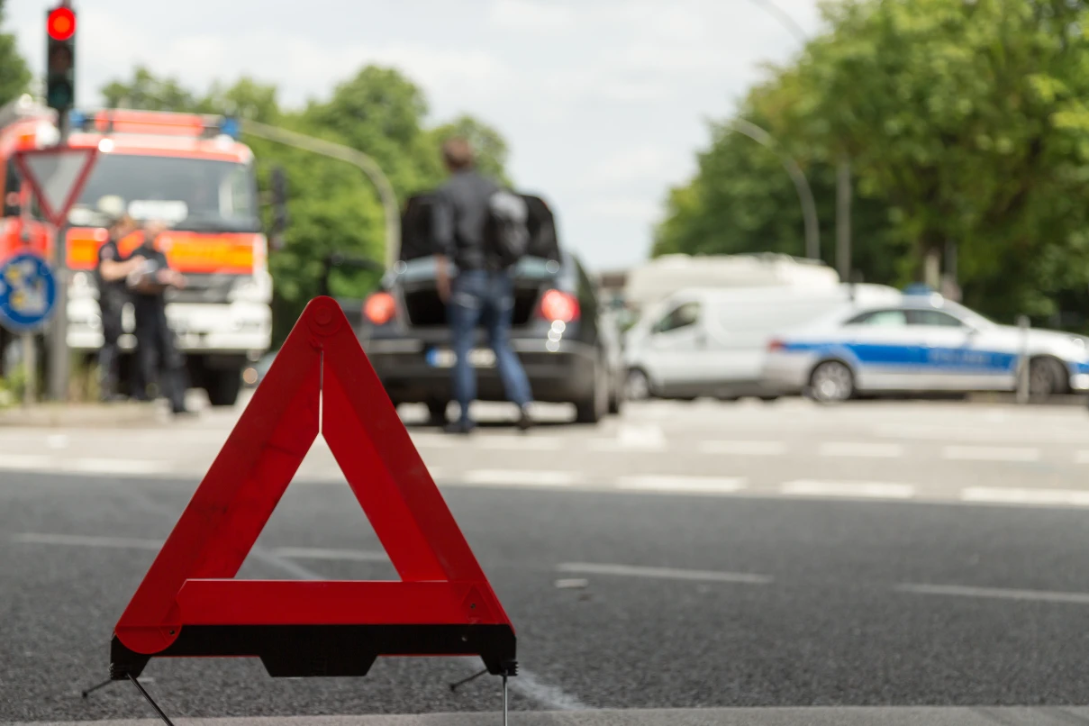 Mannheim: Lkw missachtet rote Ampel und kracht in Kleinwagen | WNOZ