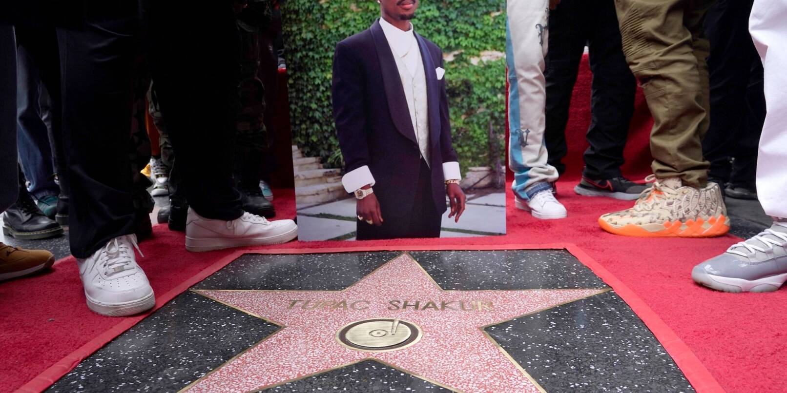 Ein Bild des verstorbenen Rappers und Schauspielers Tupac Shakur steht neben seinem Stern auf dem Hollywood Walk of Fame.