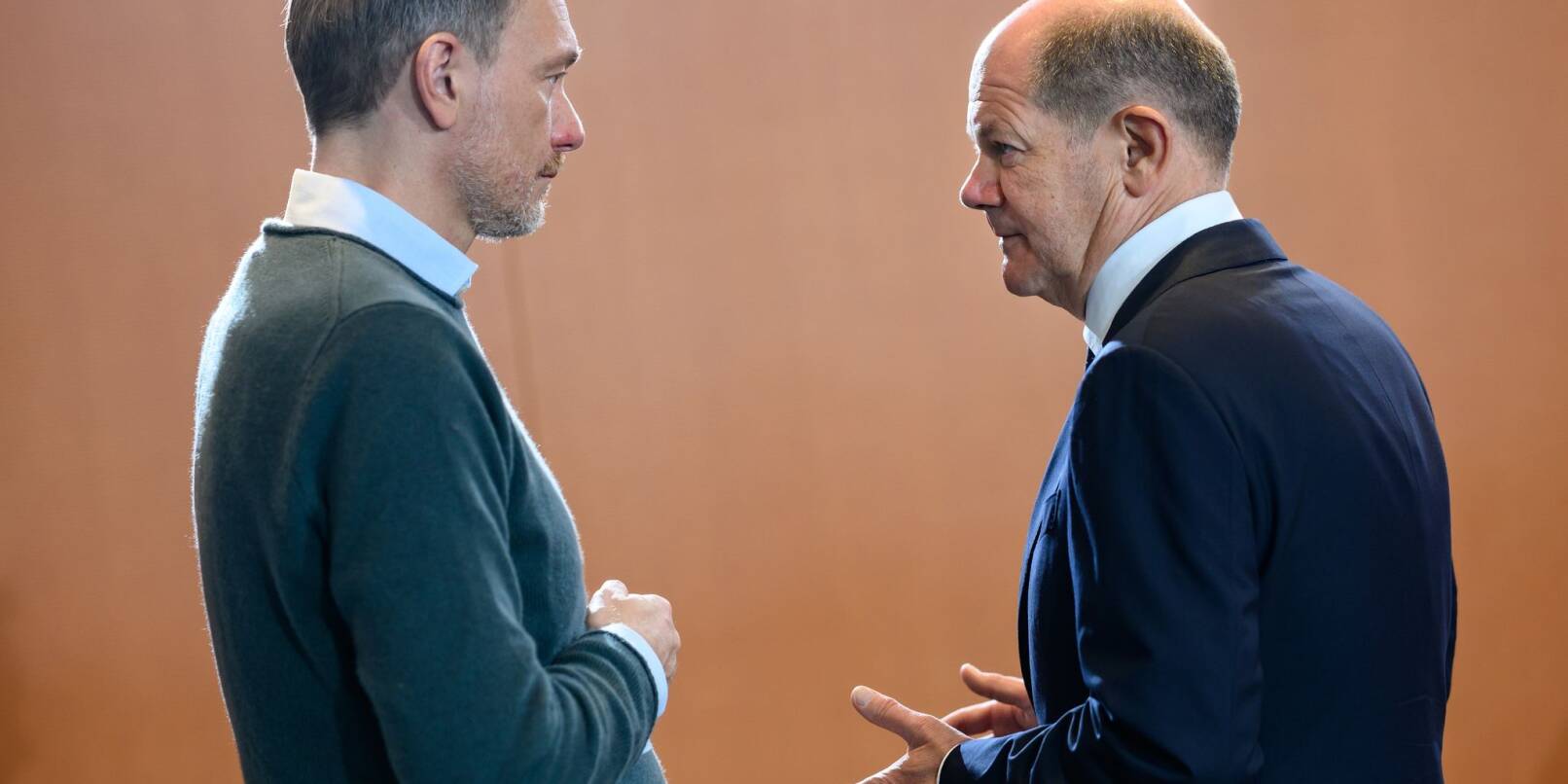 Christian Lindner (l) und Olaf Scholz. Der Bundeskanzler schaltet sich in die stockenden Haushaltsgespräche ein.