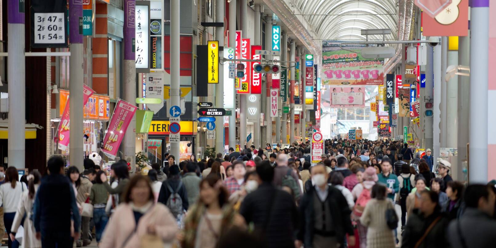 Menschen in einer Einkaufspassage: Die japanische Wirtschaft wird derzeit durch robusten privaten Konsum gestützt.