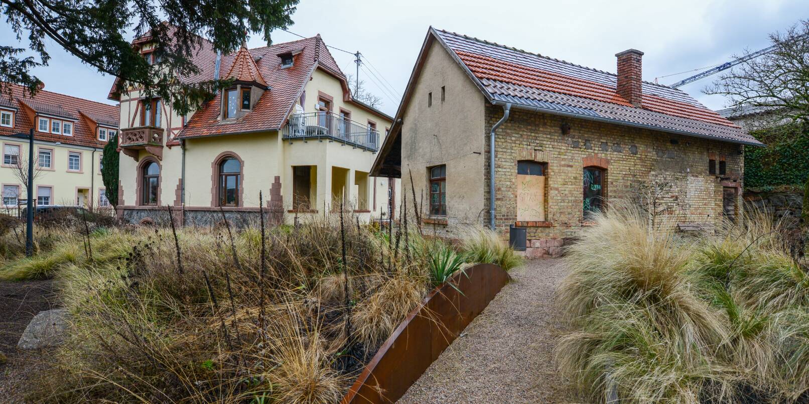 Das Nebengebäude der Alten Villa (Haus rechts) in Leutershausen wird für 260 000 Euro saniert. Dort soll ein Künstleratelier entstehen.