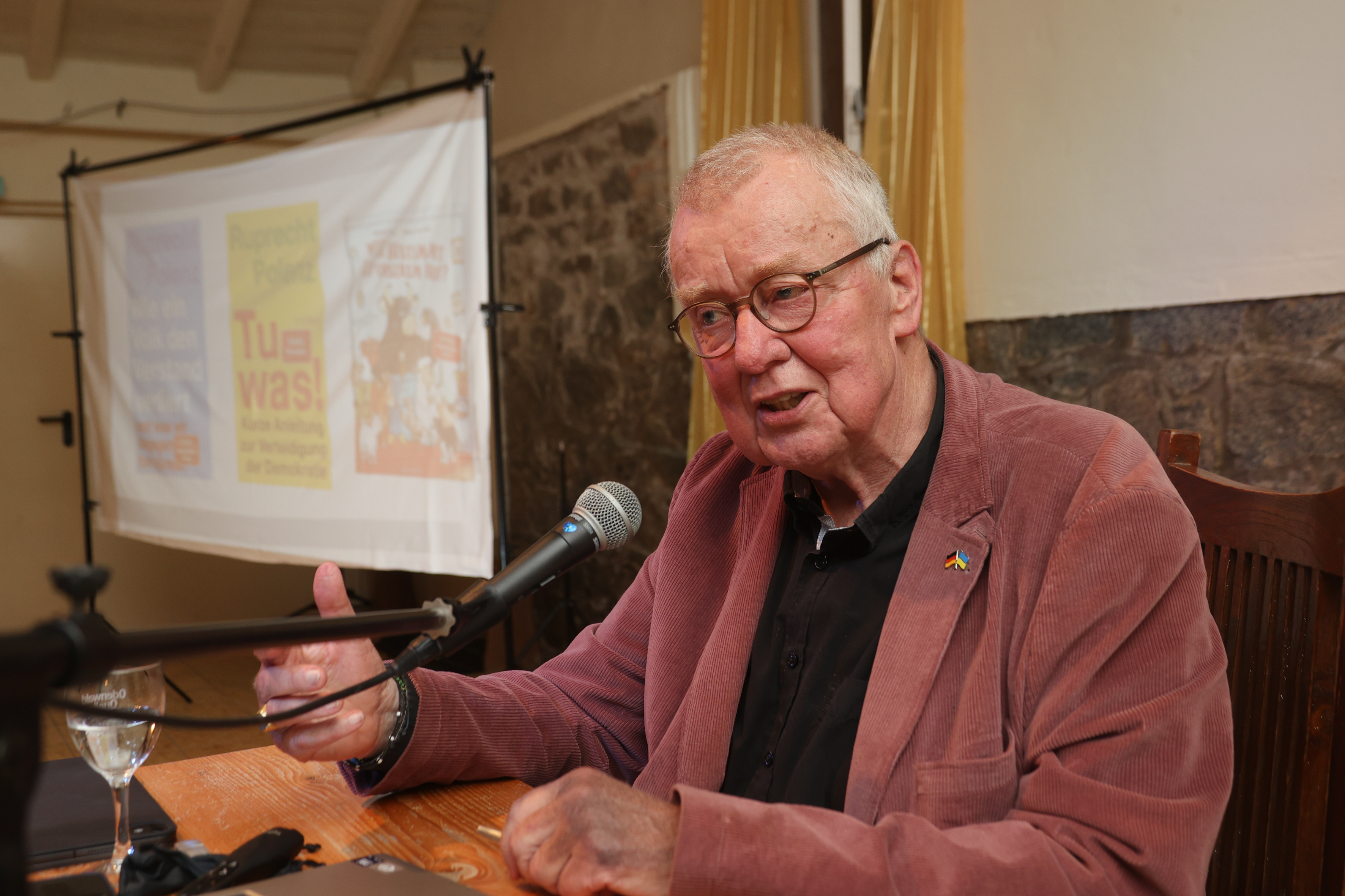 To keep the people sane: Ruprecht Polenz offers assistance in Rimbach.