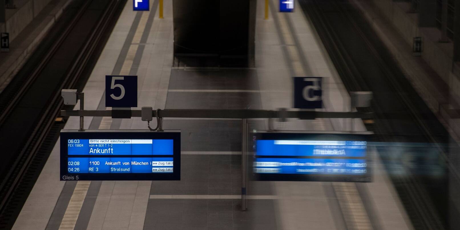 Der Warnstreik legt weite Teile des öffentlichen Verkehrs lahm. So auch hier am Berliner Hauptbahnhof.
