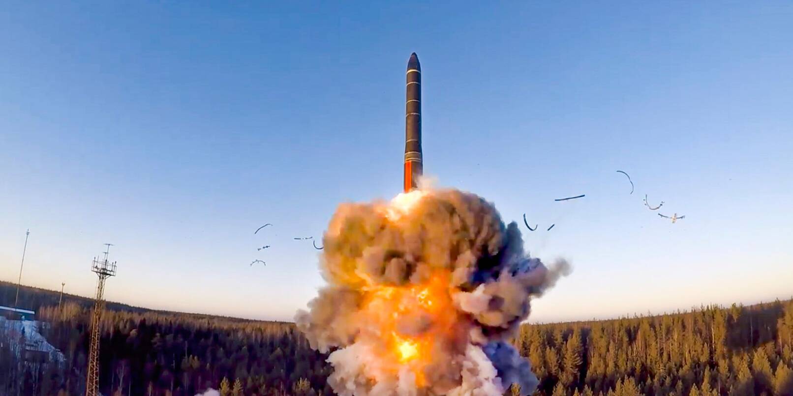 Eine ballistische Interkontinentalrakete startet im Rahmen eines bodengestützten Tests in Russland.