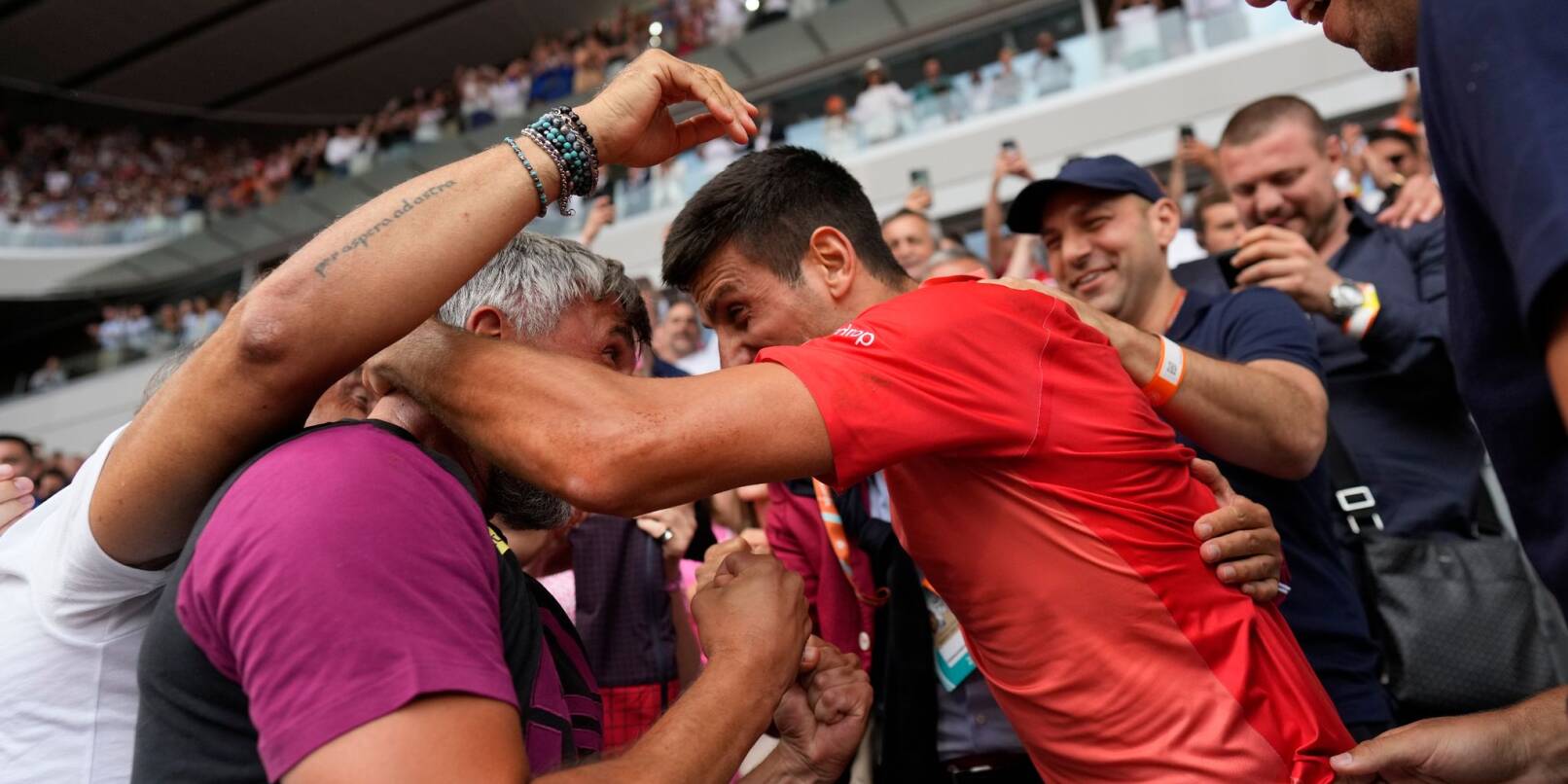 Novak Djokovic (Mitte r) umarmt seinen Trainer Goran Ivanisevic (Mitte l) nach seinem Sieg. Novak Djokovic (Mitte r) umarmt seinen Trainer Goran Ivanisevic (Mitte l) nach seinem Sieg.