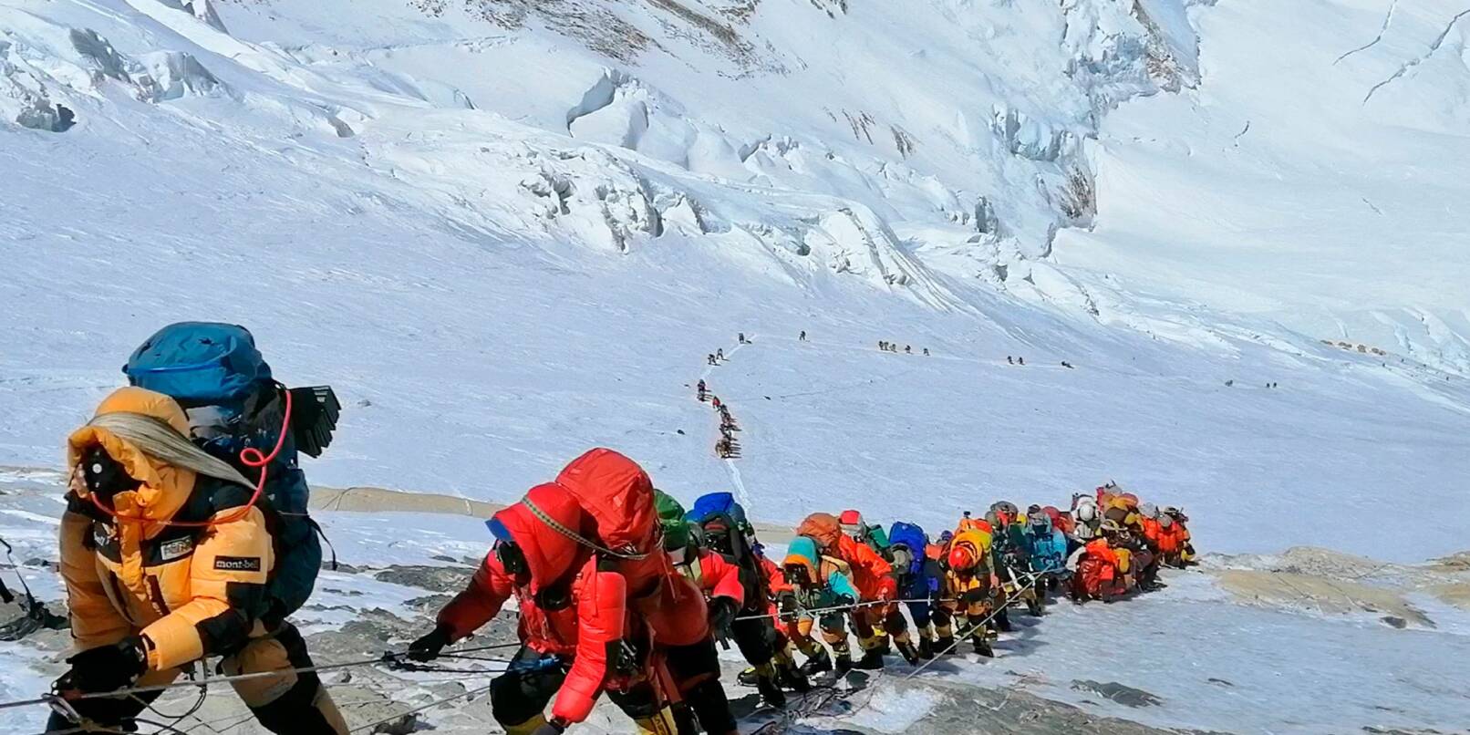 Hinauf auf den höchsten Berg der Welt: In einer langer Schlange klettern Bergsteiger auf einem Pfad knapp unterhalb von Lager vier.