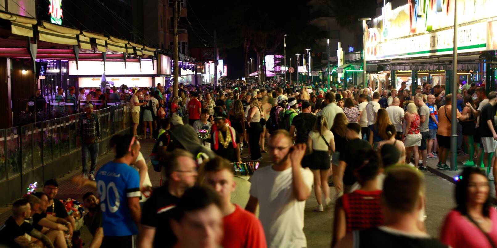 Menschenmassen auf der Schinkenstraße unweit des Ballermanns auf Mallorca.