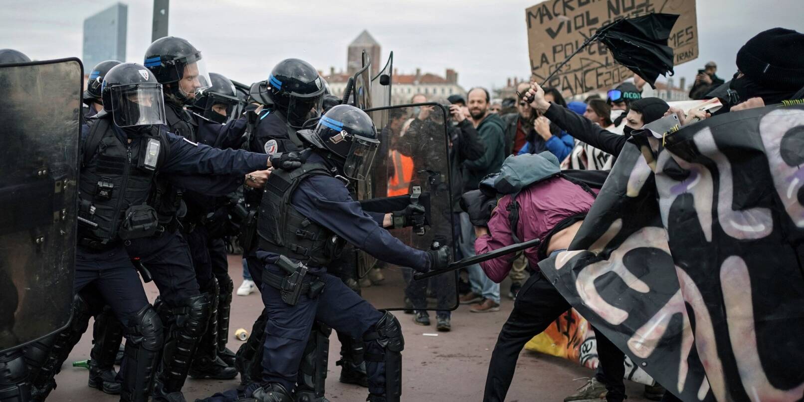 Proteste in Frankreich: Demonstranten stoßen in Lyon mit Polizisten zusammen.