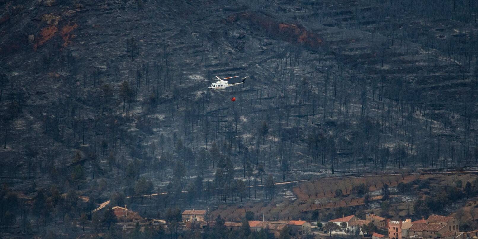 Ein Hubschrauber fliegt in San Agustin über ein verbranntes Gebiet. Vom Wald ist nicht mehr viel übrig.