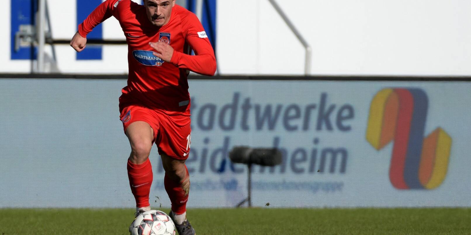 Heidenheims Nikola Dovedan spielt den Ball.