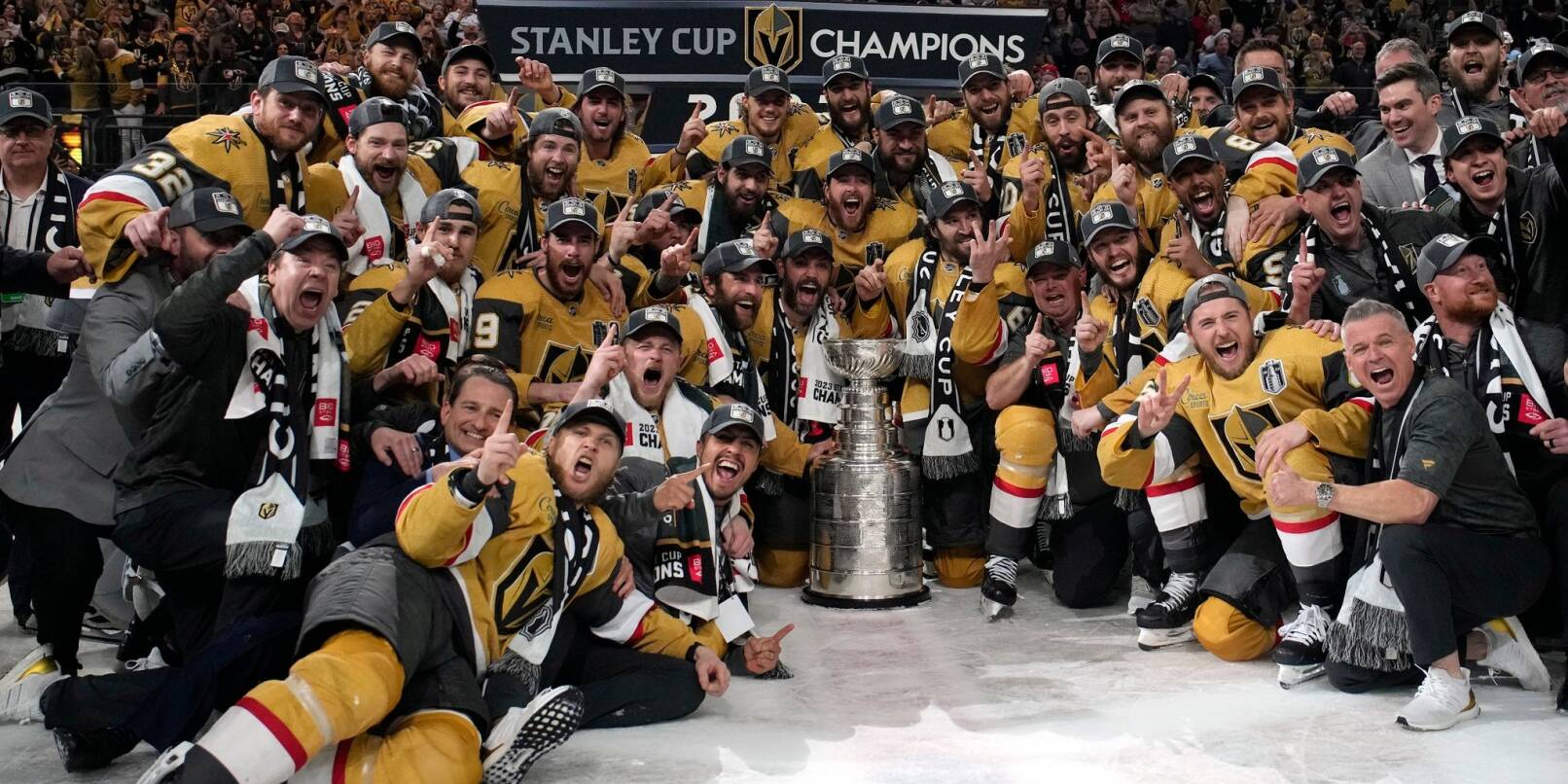 Die NHL-Stars der Vegas Golden Knights jubeln mit dem Stanley Cup.
