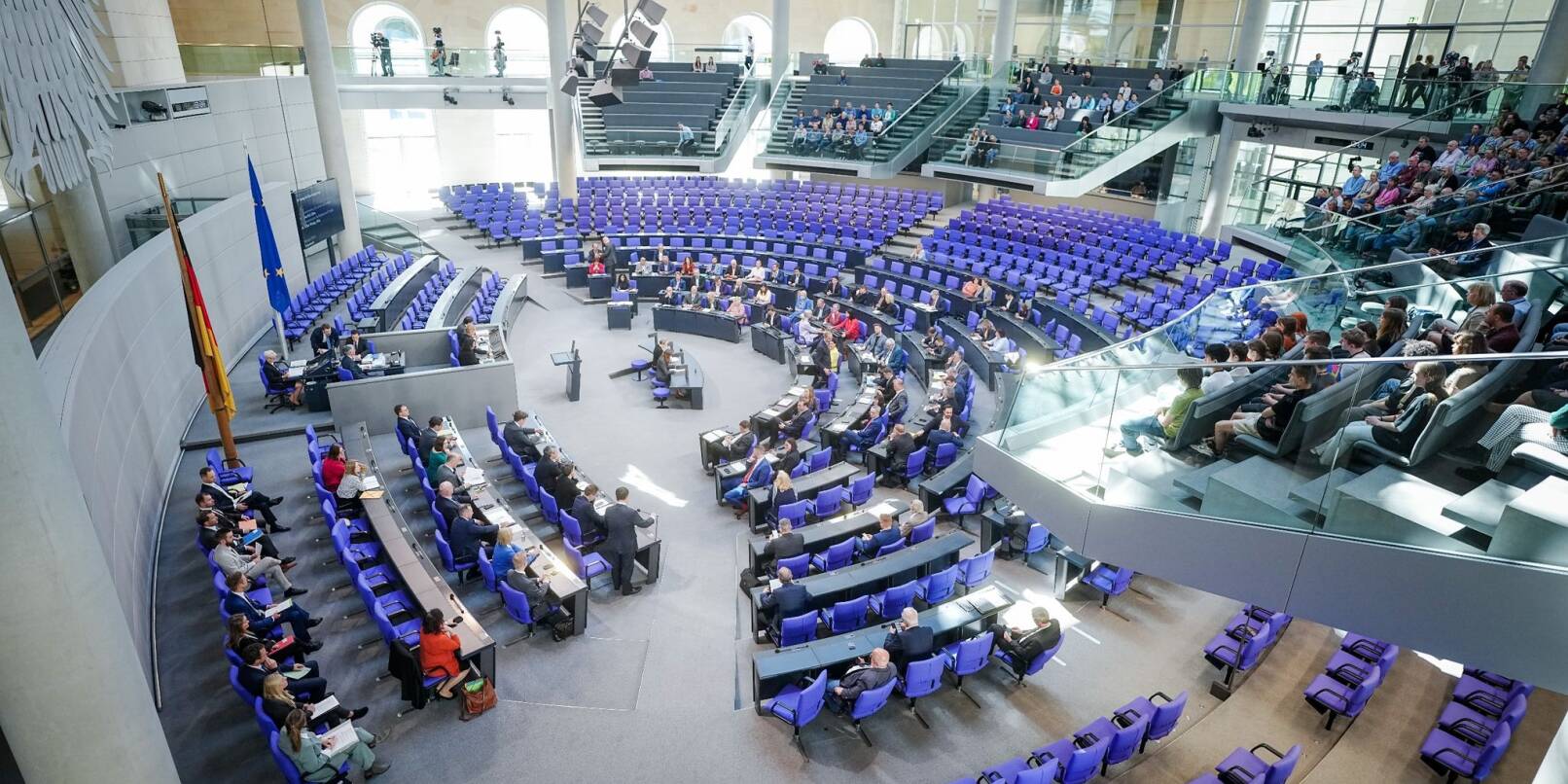 Mit derzeit 736 Abgeordneten ist der Bundestag das größte frei gewählte Parlament der Welt. Das neue Wahlrecht deckelt die Zahl der Sitze nun bei 630.