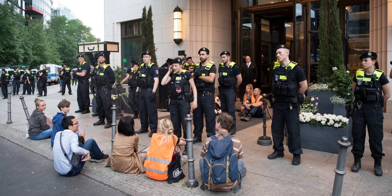 Polizeieinsatz am Haupteingang des Hotels Ritz-Carlton in Berlin, wo eine Protestaktion von Klima-Demonstranten stattfindet.