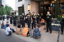 Klima-Aktivisten protestieren vor Berliner Luxushotel
