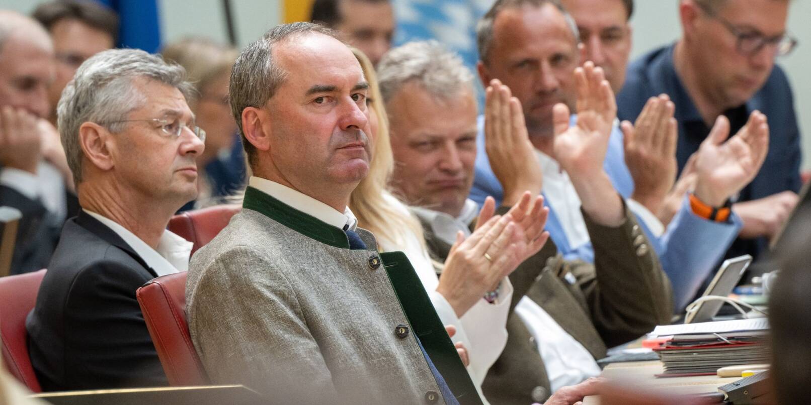 Die Opposition im bayerischen Landtag fordert den Rausschmiss von Hubert Aiwanger (M, Freie Wähler). Die Opposition im bayerischen Landtag fordert den Rausschmiss von Hubert Aiwanger (M, Freie Wähler).