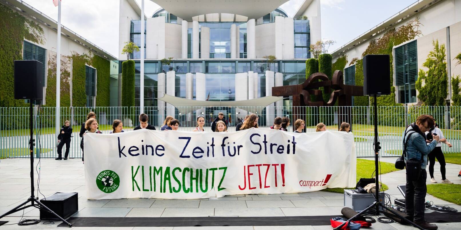 Teilnehmer einer Kundgebung für mehr Klimaschutz von Fridays for Future haben sich vor dem Bundeskanzleramt in Berlin versammelt.