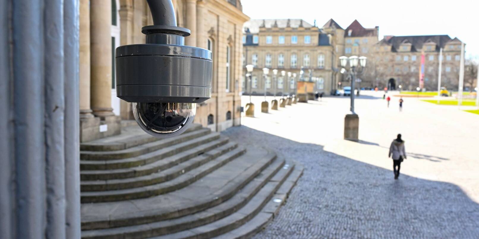 Eine Kamera ist an einem Mast auf dem Schlossplatz angebracht. Eine Kamera ist an einem Mast auf dem Schlossplatz angebracht.