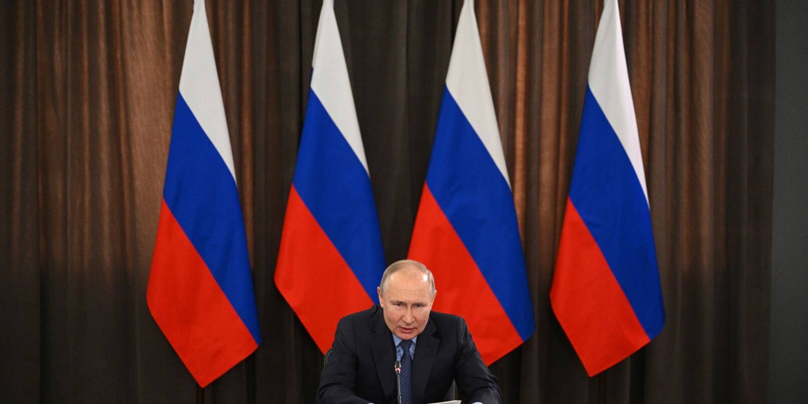 Kremlchef Wladimir Putin leitet eine Sitzung zur Entwicklung der russischen Industrie unter dem Druck der Sanktionen.