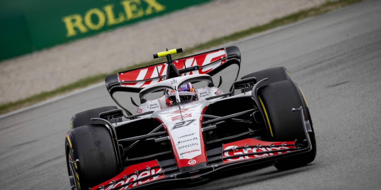 Formel-1-Pilot Nico Hülkenberg steuert den Haas-Boliden auf der Strecke.