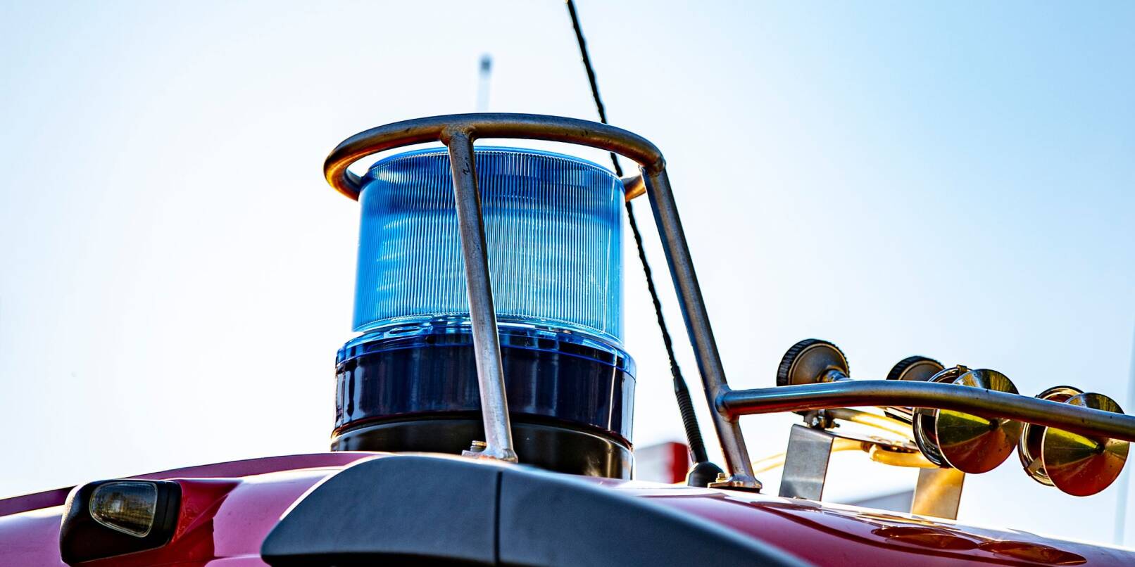 Auf dem Dach eines Einsatzfahrzeugs der Feuerwehr ist ein Blaulicht zu sehen.