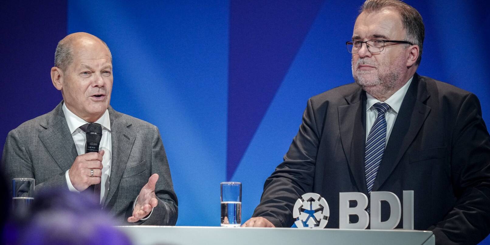 Bundeskanzler Olaf Scholz und BDI-Präsident Siegfried Russwurm am BDI-Tag der deutschen Industrie.