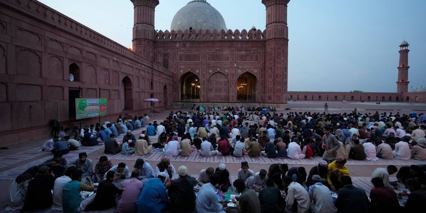 Menschen brechen ihr Fasten während des heiligen muslimischen Fastenmonats Ramadan in der Badshahi-Moschee in Lahore. Muslime in aller Welt verzichten während des Ramadan von Sonnenaufgang bis Sonnenuntergang auf Essen, Trinken und Rauchen.