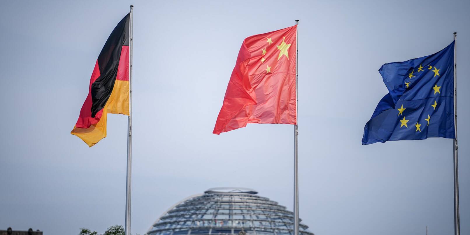 Die Flaggen von Deutschland, China und der EU wehen zum Auftakt des Deutschland-Besuchs.