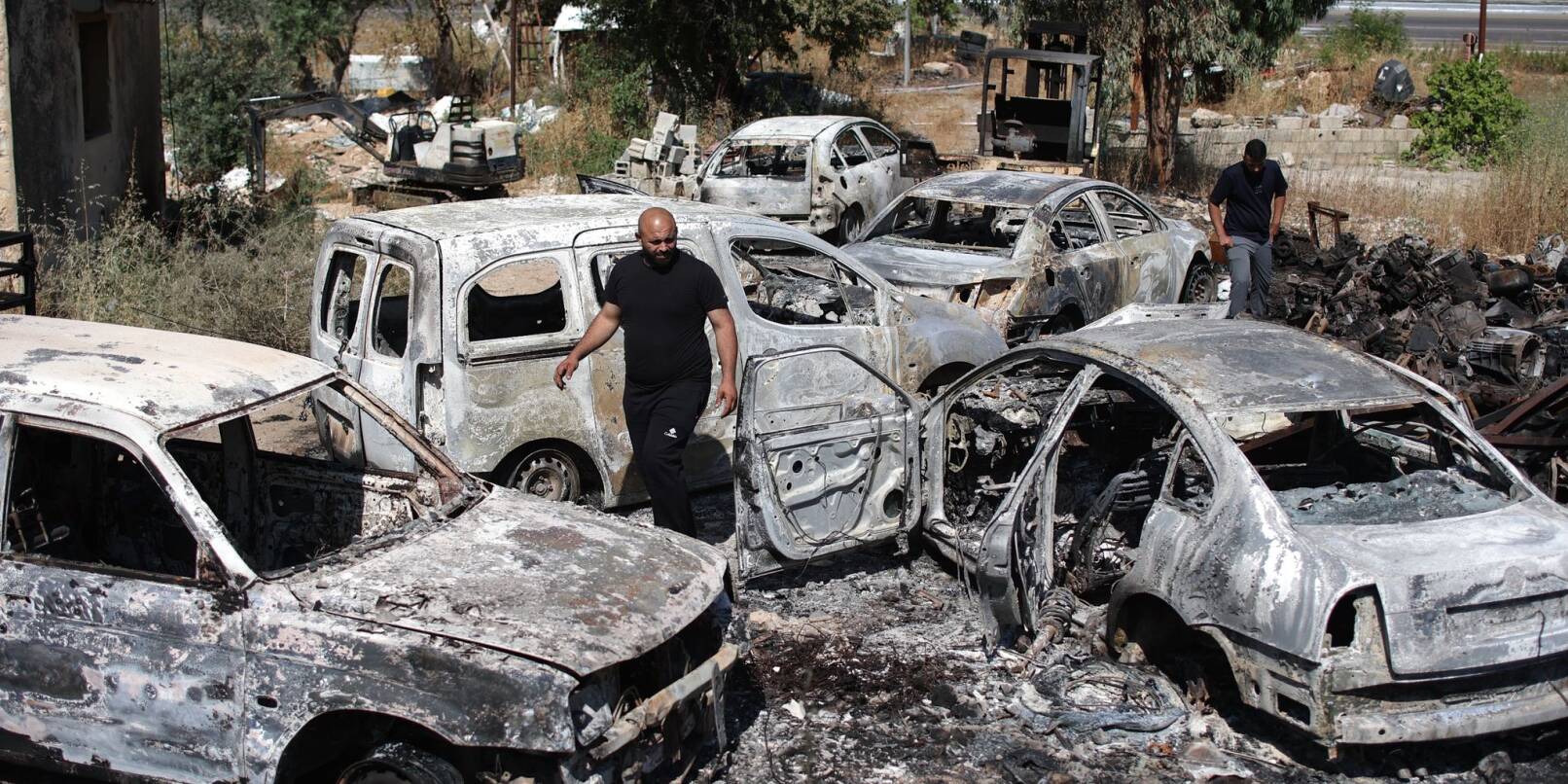 Zahlreiche Autos gingen bei den Ausschreitungen israelischer Siedler im Westjordanland in Flammen auf.